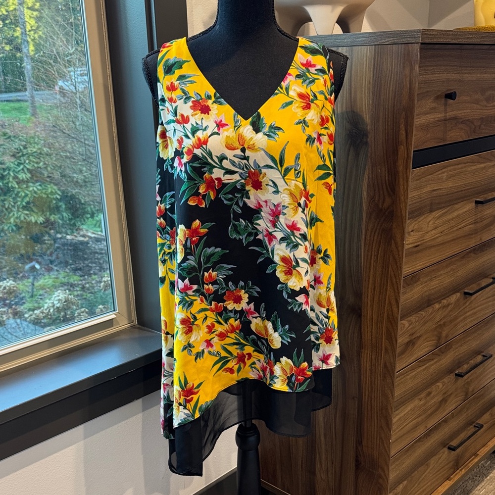 A-Symmetrical Floral Sleeveless V-Neck Top L